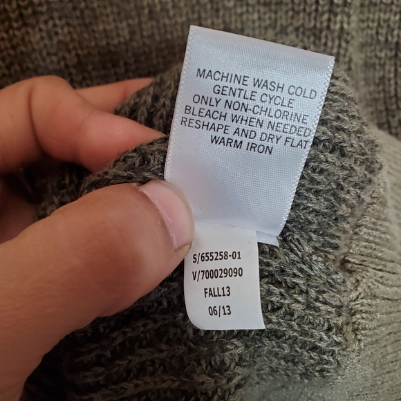 Banana Republic Military Green Shoulder Patch Sweater Size Small - Picture 9 of 11